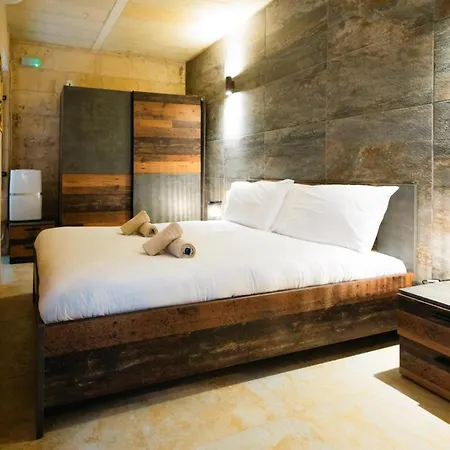 Comfy 2 Bedroom Flat In The Heart Of 일 푸리아나