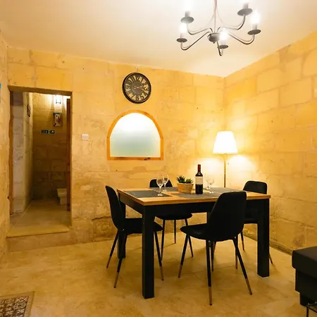 Comfy 2 Bedroom Flat In The Heart Of 아파트 *