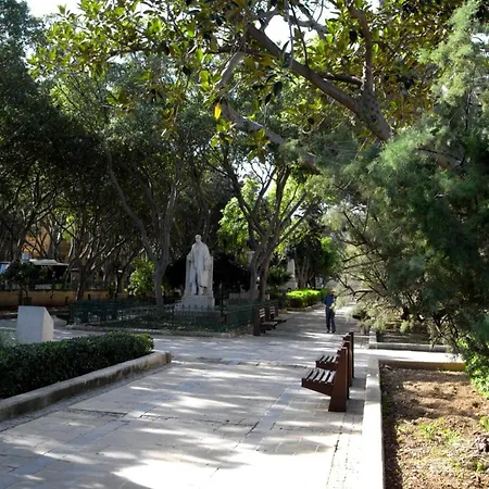 Comfy 2 Bedroom Flat In The Heart Of By Buena Vista Διαμέρισμα Φλοριάνα