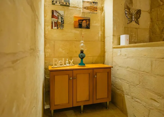 Comfy 2 Bedroom Flat In The Heart Of *