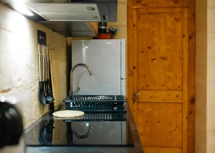 Comfy 2 Bedroom Flat In The Heart Of *