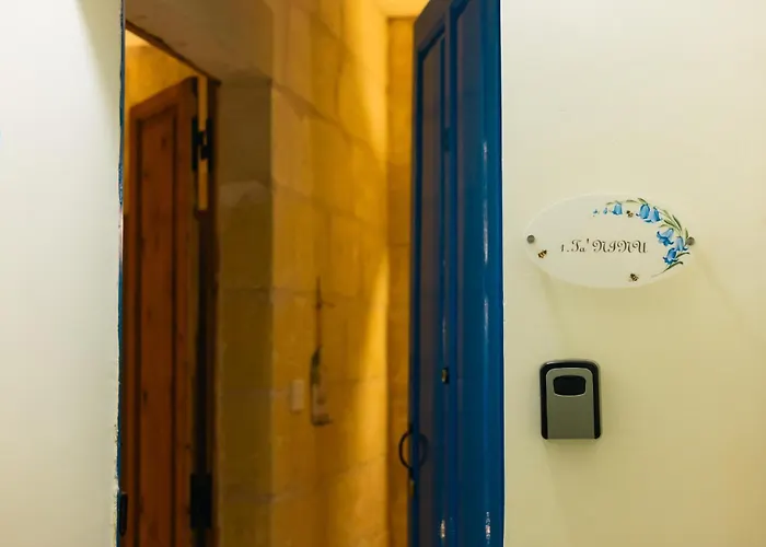 Comfy 2 Bedroom Flat In The Heart Of *