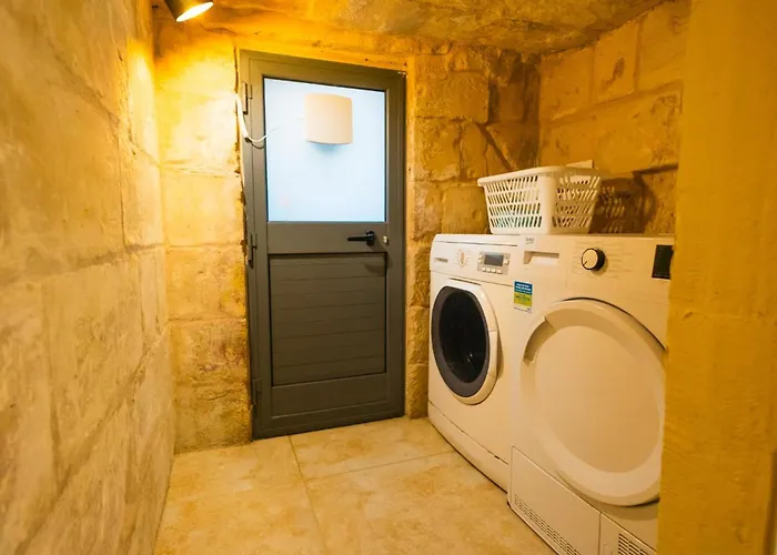 Comfy 2 Bedroom Flat In The Heart Of 아파트 일 푸리아나