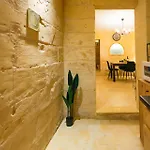 Апартаменты Comfy 2 Bedroom Flat In The Heart Of By Buena Vista Флориана