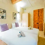 Comfy 2 Bedroom Flat In The Heart Of By Buena Vista Апартаменты Флориана