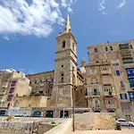 Comfy 2 Bedroom Flat In The Heart Of By Buena Vista *