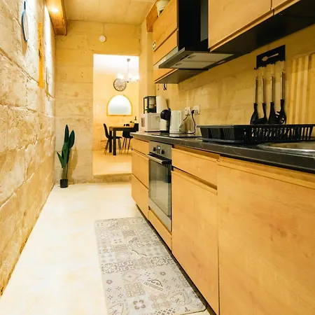 Comfy 2 Bedroom Flat In The Heart Of