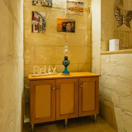 Comfy 2 Bedroom Flat In The Heart Of *