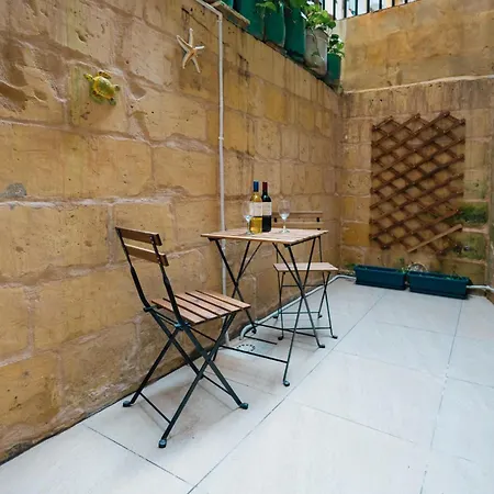 Comfy 2 Bedroom Flat In The Heart Of By Buena Vista * Флориана
