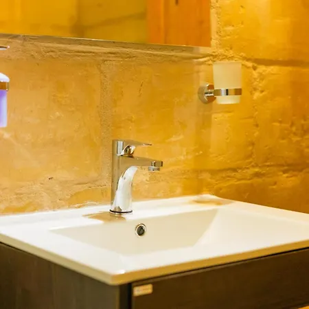 Comfy 2 Bedroom Flat In The Heart Of Apartment