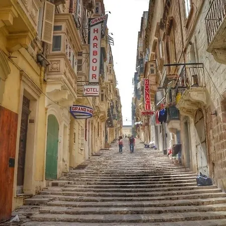 Comfy 2 Bedroom Flat In The Heart Of By Buena Vista * איל-פוריאנה