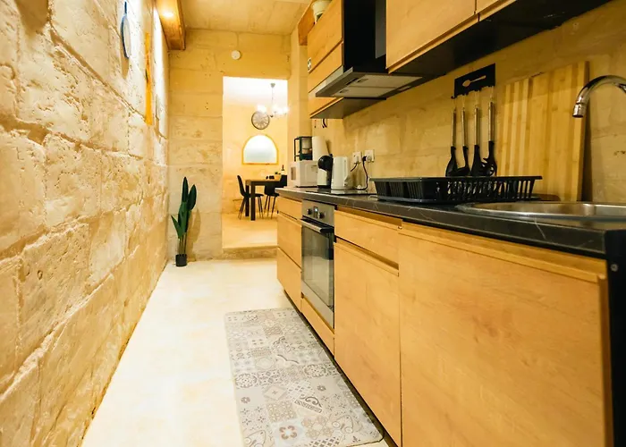 Comfy 2 Bedroom Flat In The Heart Of