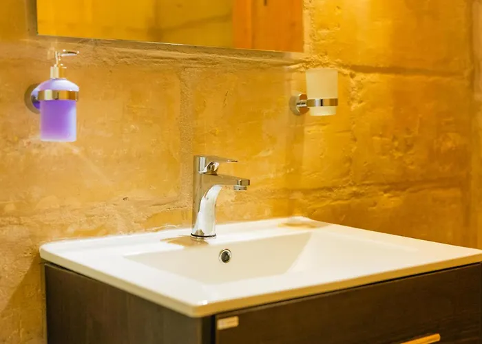 Comfy 2 Bedroom Flat In The Heart Of Apartment